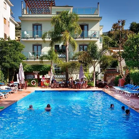 Comfort Con Piscina 3* Sorrento